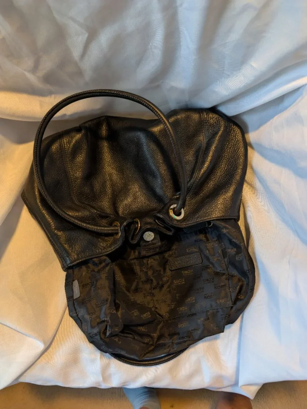 AUTHENTICATED MICHAEL KORS BLACK LEATHER HOBO HANDBAG, EXCELLENT CONDITION